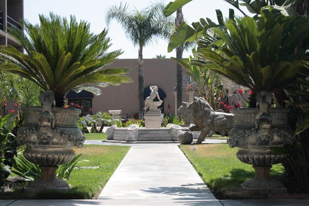 Howard Johnson by Wyndham Fullerton/Anaheim Conference Cntr Exterior foto
