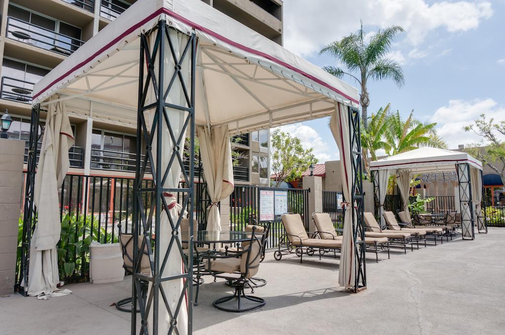 Howard Johnson by Wyndham Fullerton/Anaheim Conference Cntr Exterior foto