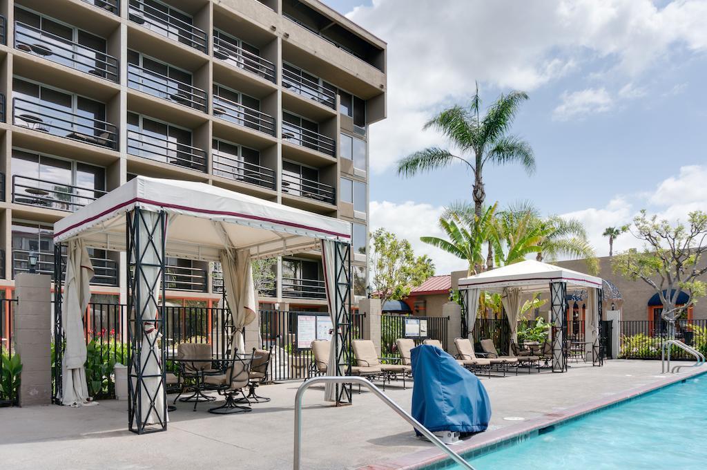Howard Johnson by Wyndham Fullerton/Anaheim Conference Cntr Exterior foto